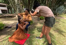 Pessoas pretas gravando um filme ao ar livre
