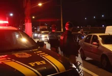 Agentes da PRF realizam blitz noturna em rodovia do Rio de Janeiro