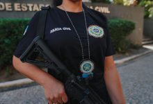 Agente da Polícia Civil durante ação da Operação Cerco Total