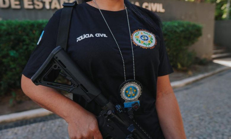 Agente da Polícia Civil durante ação da Operação Cerco Total