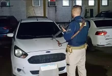 Policial rodoviário federal observa veículo apreendido