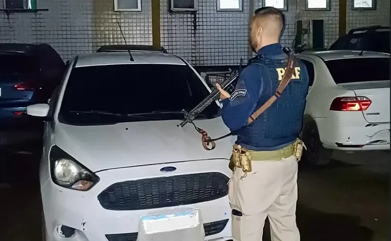 Policial rodoviário federal observa veículo apreendido