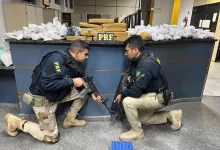 Policiais rodoviários federais exibem parte da carga de drogas e artefatos explosivos apreendidos