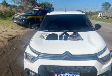 Material apreendido pela PRF sobre o capô do veículo roubado recuperado