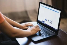 Uma pessoa teclando um notebook