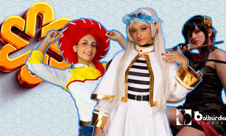 três cosplayers mulheres em um painel