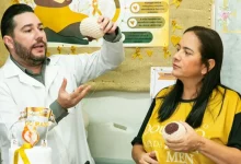 Profissionais da saúde fazendo uma demonstração durante a campanha agosto dourado