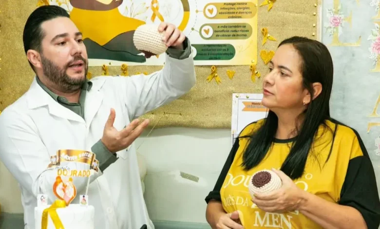 Profissionais da saúde fazendo uma demonstração durante a campanha agosto dourado