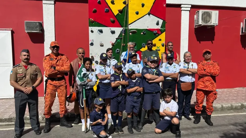 Escoteiros e bombeiros juntos durante as comemorações 