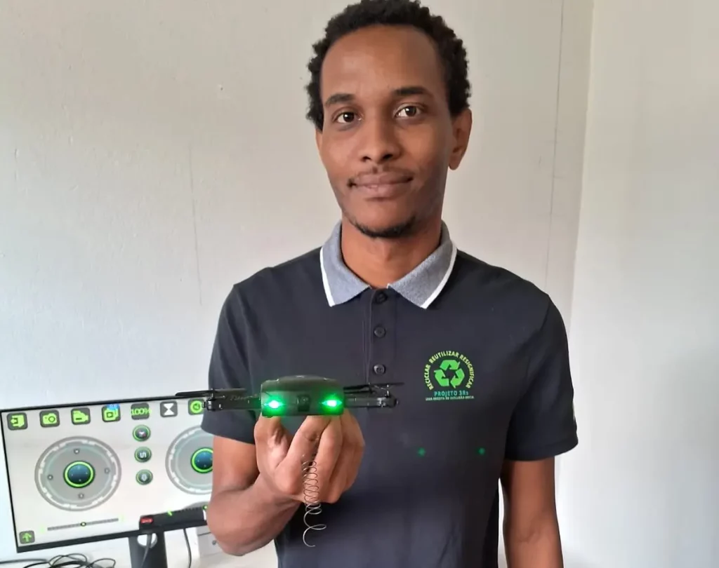 Estudante exibindo um drone