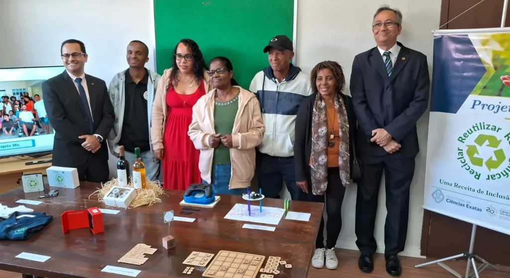 Várias pessoas olhando para uma foto