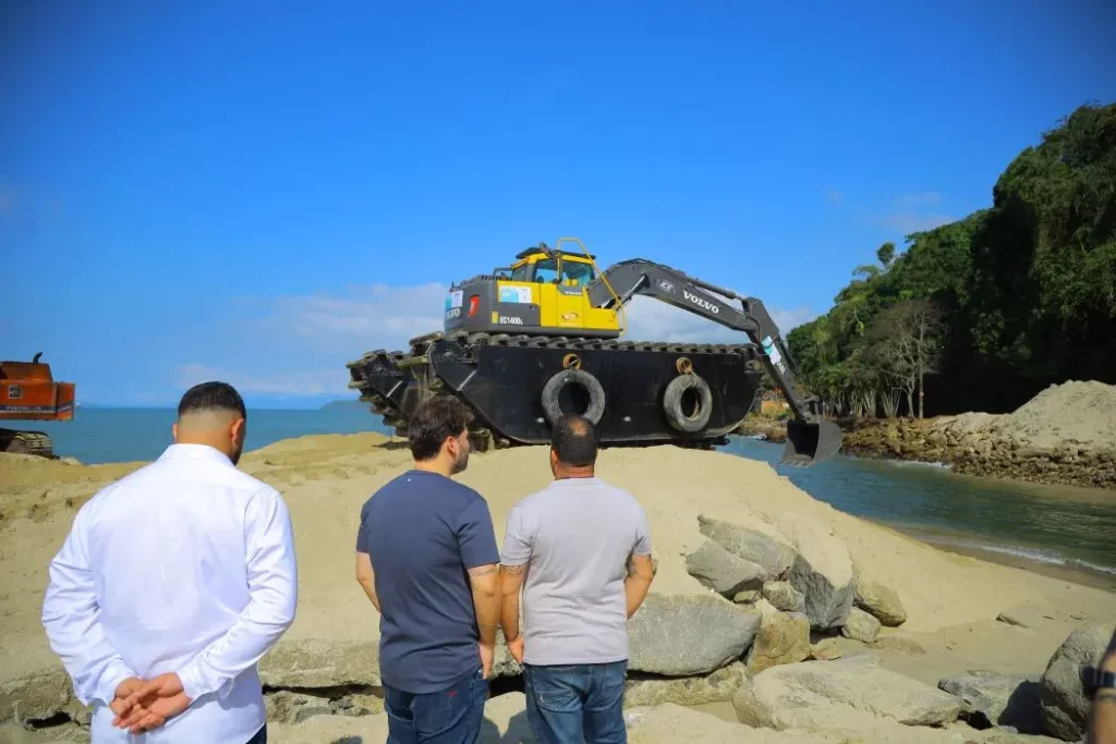 Prefeito Luiz Cláudio, e o secretário de Meio Ambiente acompanham 