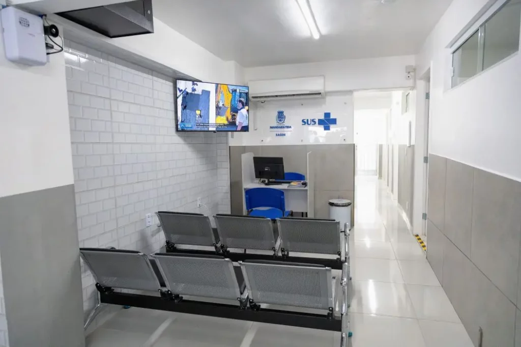 A unidade é totalmente climatizada e possui uma recepção com TV