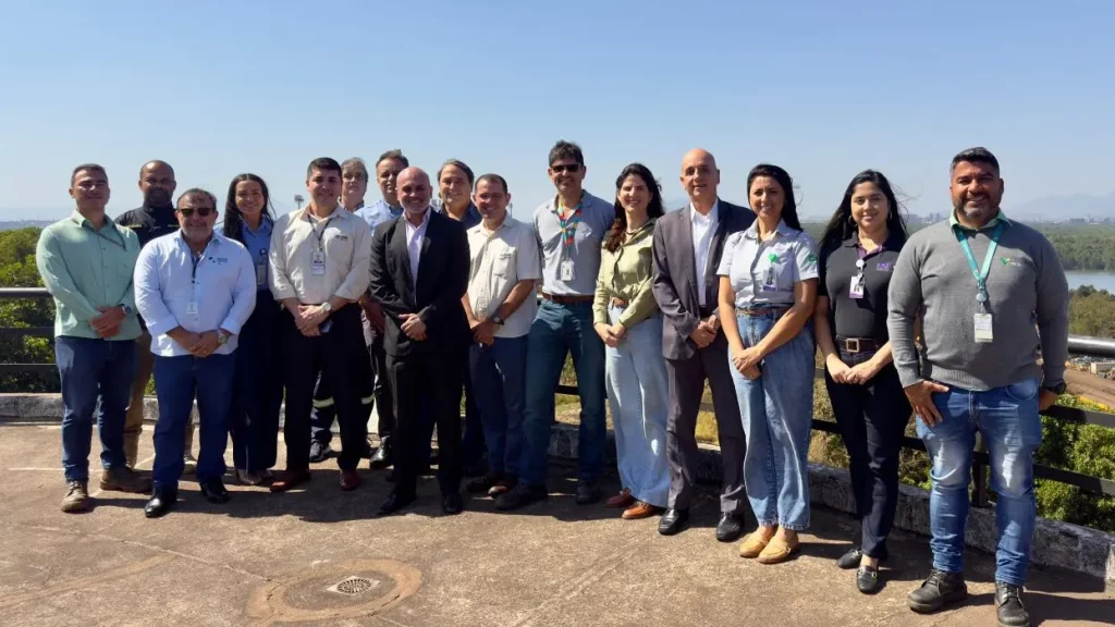 Flavio Vieira (no centro, de terno preto), durante visita institucional ao Porto de Itaguaí