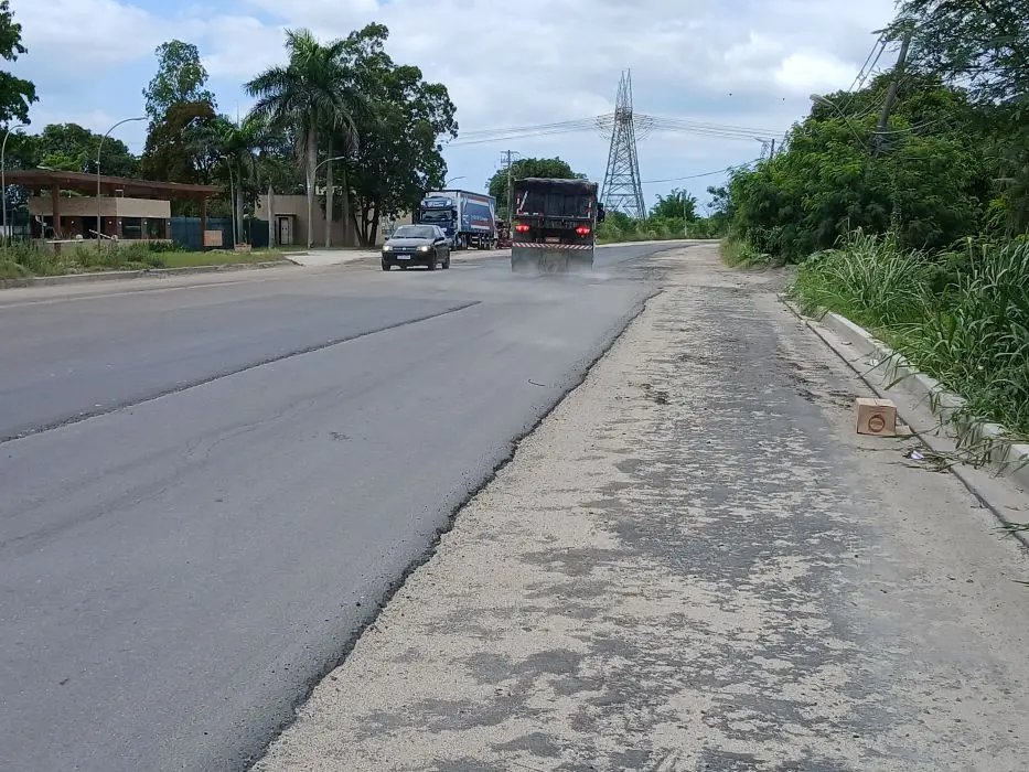 Trecho da Reta de Piranema com pavimentação irregular e acostamento inacabado