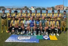 Elenco da Liga Desportiva de Itaguaí posou para foto com o troféu e as medalhas