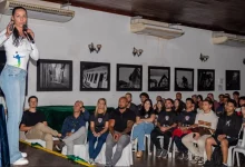 Bicampeã olímpica Paula Pequeno fala para jovens e autoridades durante a abertura do projeto