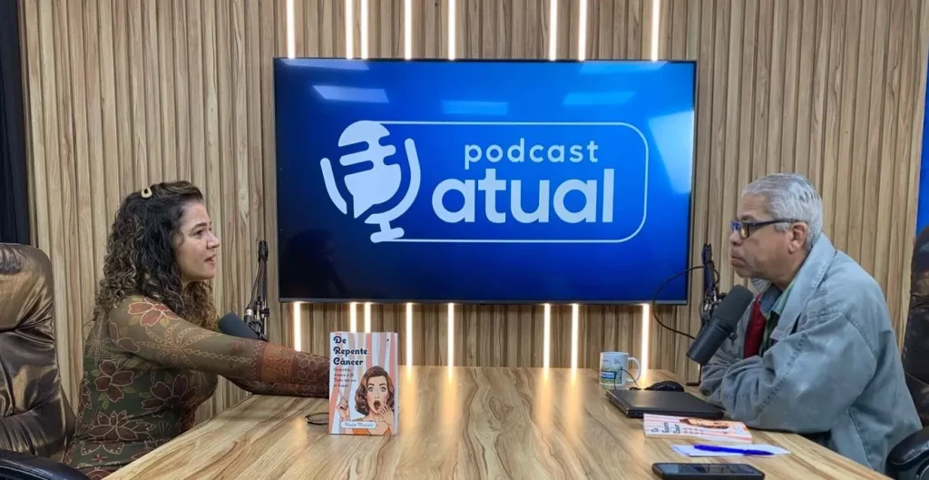 Entrevistador e entrevistada à mesa