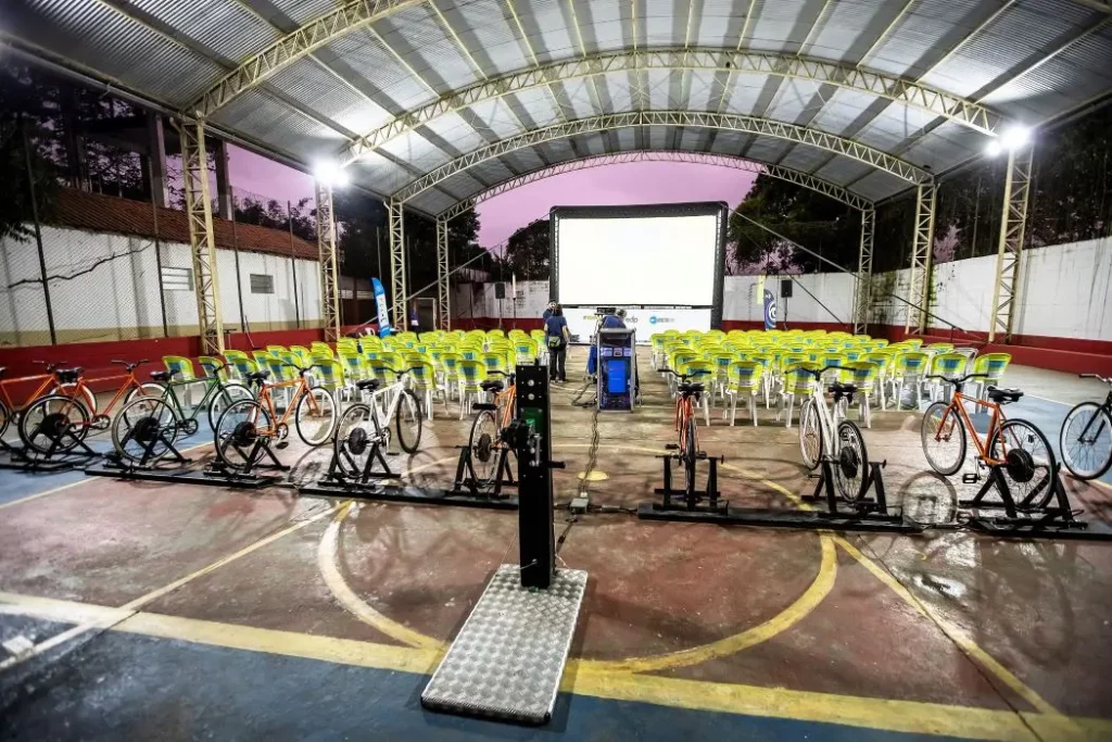 Estrutura do BikeCine pronta para receber o público: 12 bicicletas fixas, cadeiras organizadas 