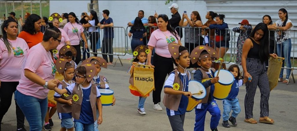 Pequenos cangaceiros encantam o público durante o Desfile Cívico