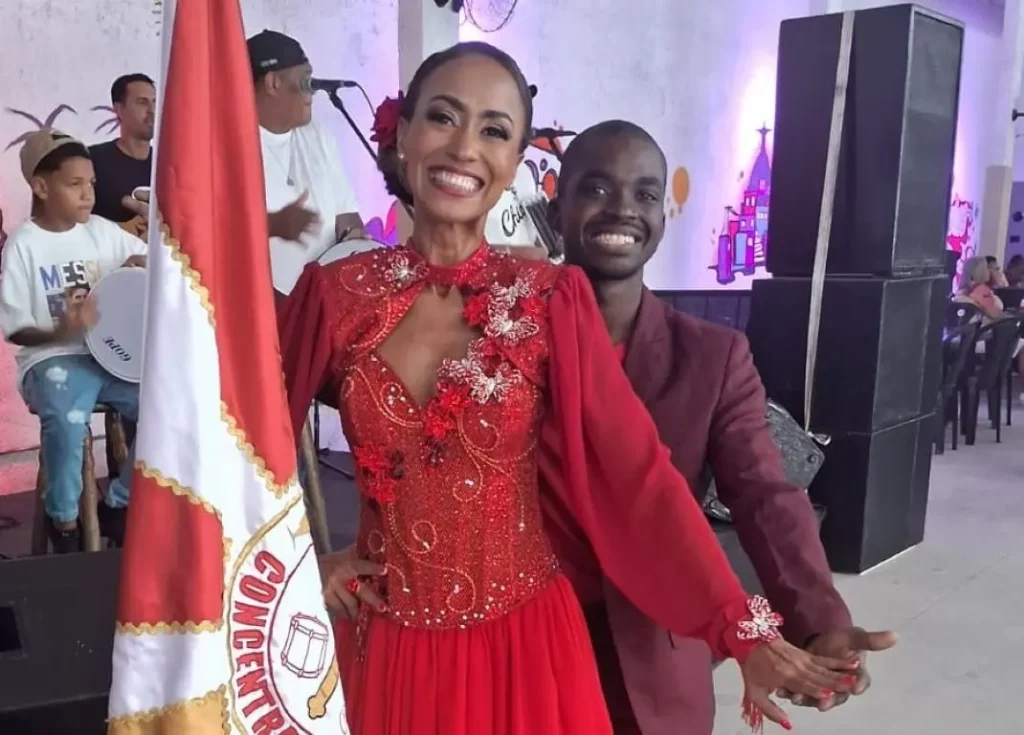 Porta-bandeira e mestre-sala posando para foto