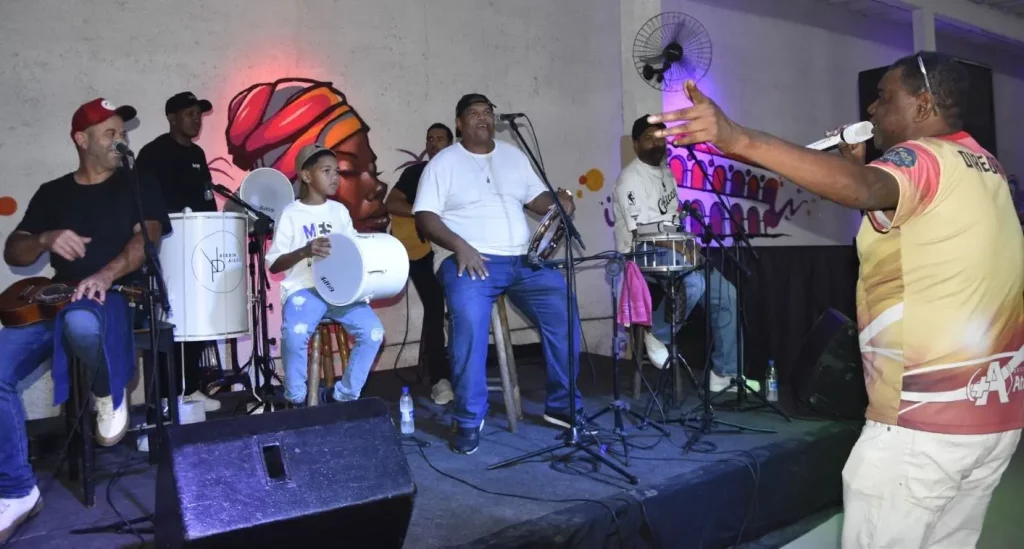 Locutor apresentando um grupo de pagode