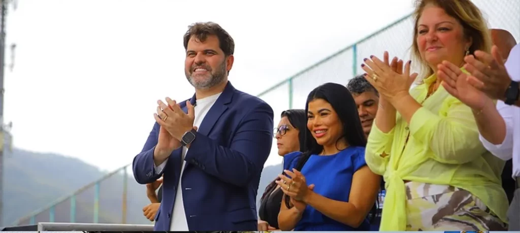 O prefeito Luiz Cláudio, a primeira-dama Marcela Ribeiro e a vereadora Cecília Cabral acompanham o desfile