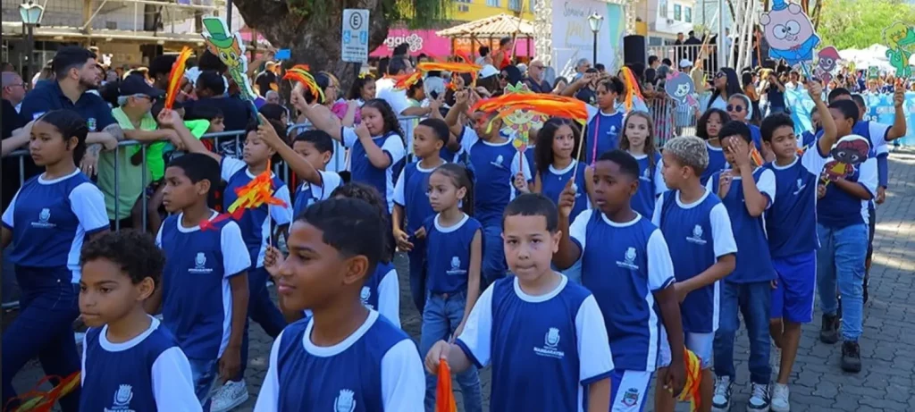 Alunos das escolas municipais do distrito, durante o desfile 