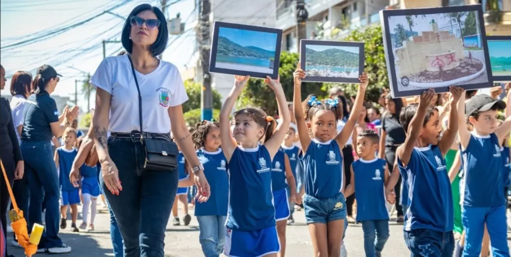 Crianças da rede municipal participam do desfile cívico em Itacuruçá, levando imagens