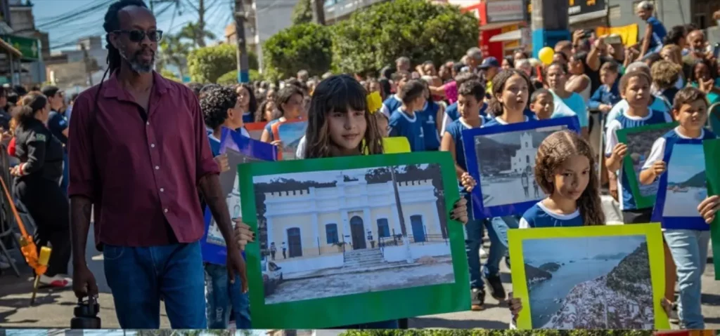 Estudantes de Itacuruçá apresentam imagens de pontos históricos e paisagens locais durante o desfile 