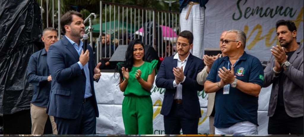 Prefeito Luiz Cláudio Ribeiro, acompanhado da primeira-dama Marcela Ribeiro