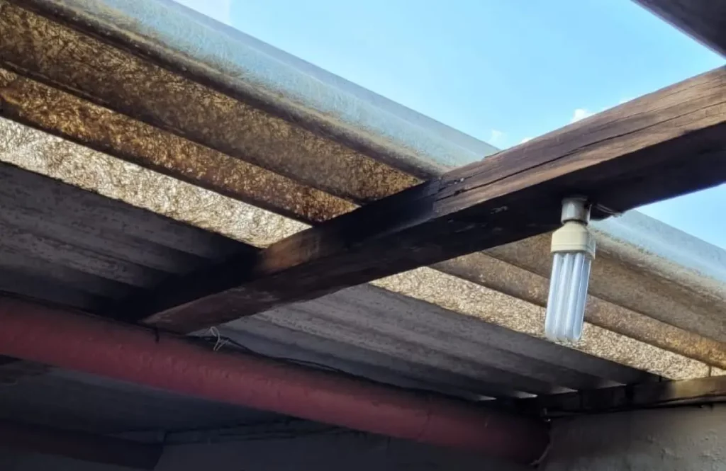 Imagem da igreja sem telhas, que foram arrancadas pelo vento