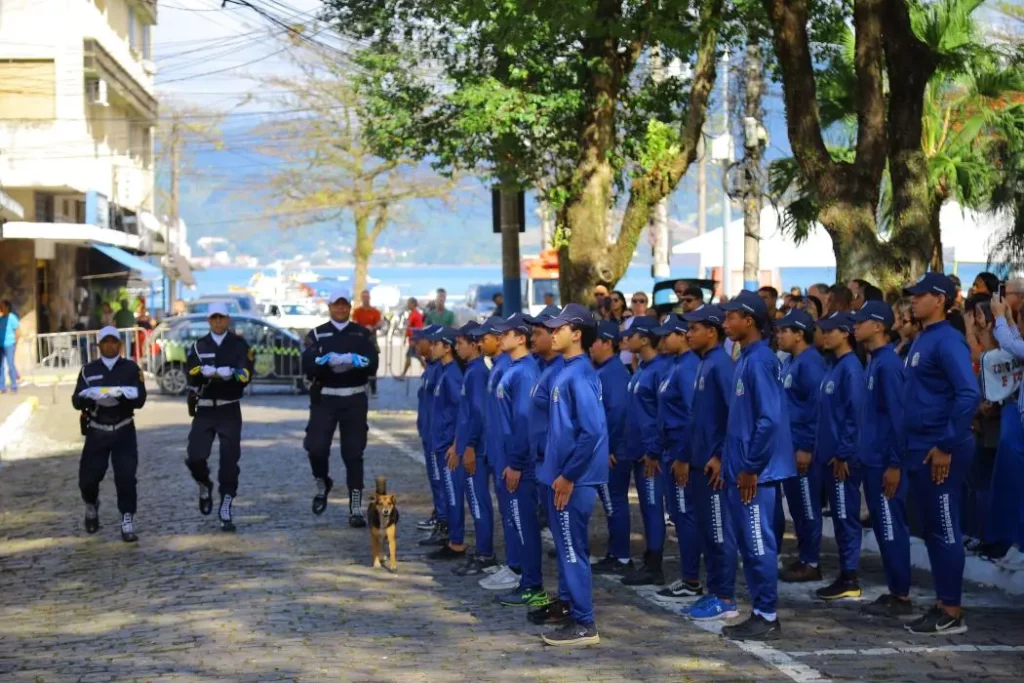 Agentes da Guarda Municipal e alunos do programa Patrulheiros Mirins formados durante a cerimônia