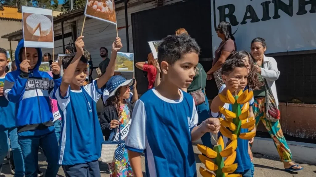 Alunos da Escola Municipal participam do desfile cívico, destacando a cultura local