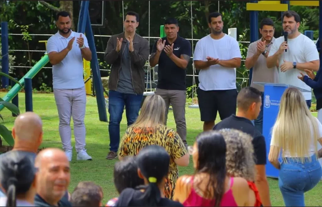 Prefeito Luiz Cláudio discursa durante a inauguração do novo espaço de lazer 