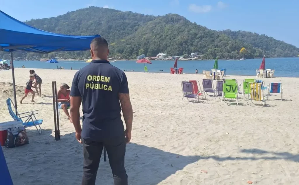 Agente da Ordem Pública fiscaliza a ocupação da faixa de areia em Itacuruçá