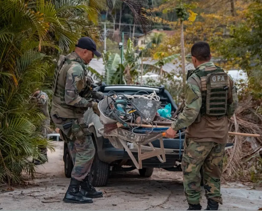 Agentes recolhem materiais de construção em obra irregular