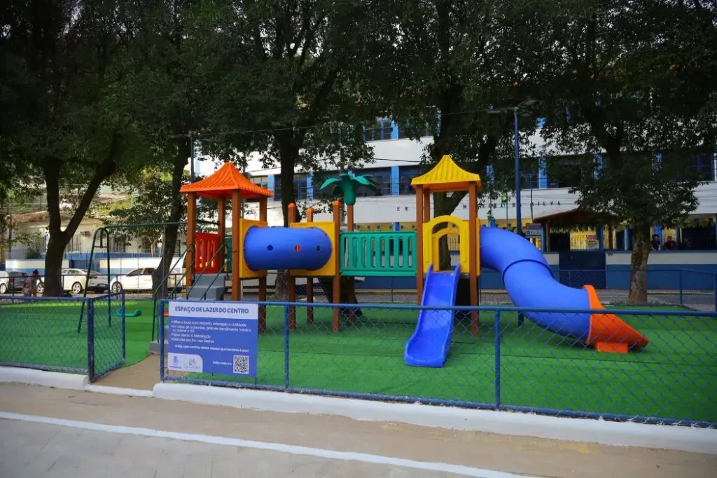 Novo parquinho infantil instalado na Praça Robert Simões