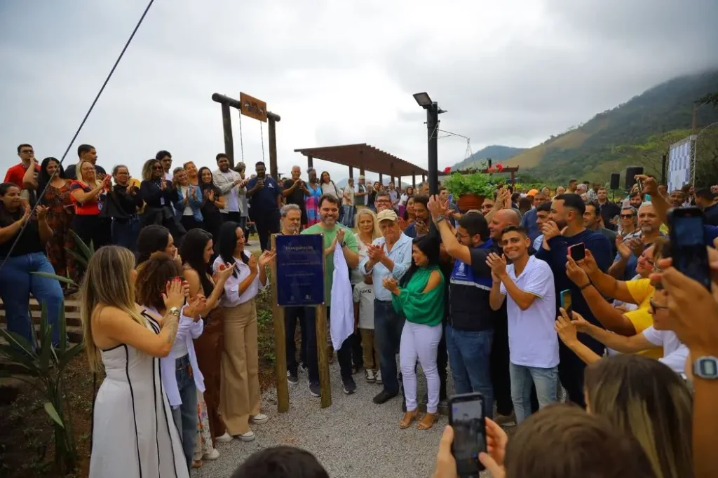 Prefeito Luiz Cláudio Ribeiro, ao lado de autoridades, moradores e familiares de Wlad da Pesca, durante a inauguração do Mirante 