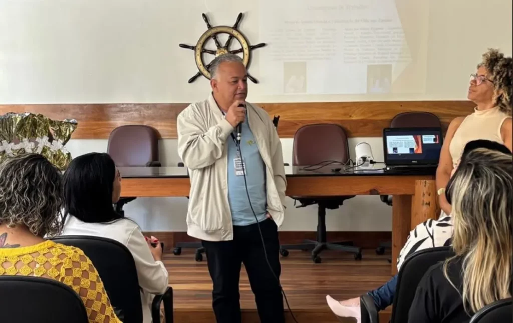 Secretário de Educação, Renato Delmiro, discursa durante o evento