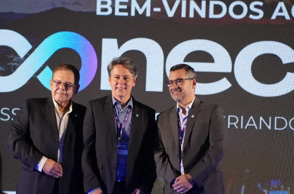 Três homens posando para foto