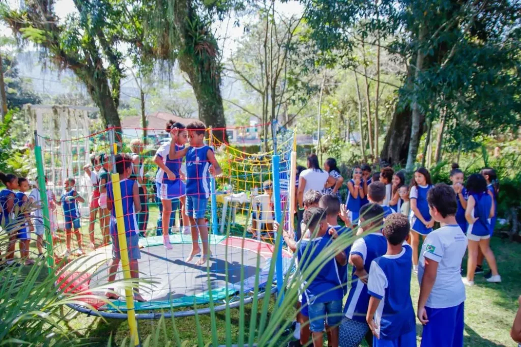  Crianças aproveitam momento de lazer na cama elástica 