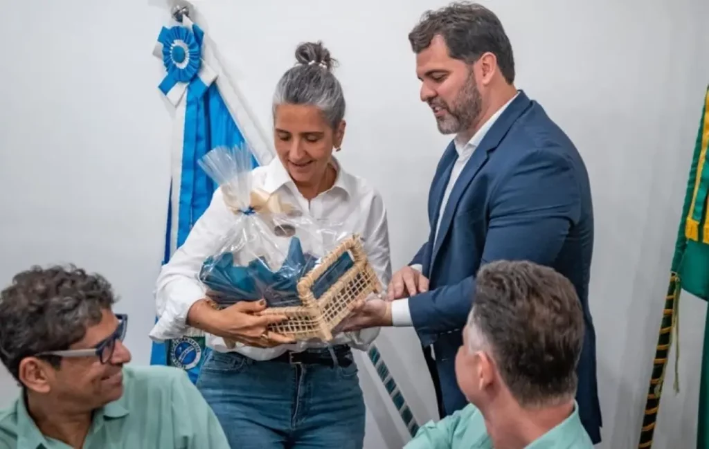 Prefeito Luiz Claudio presenteia executiva da Vale com cesta de produtos locais 