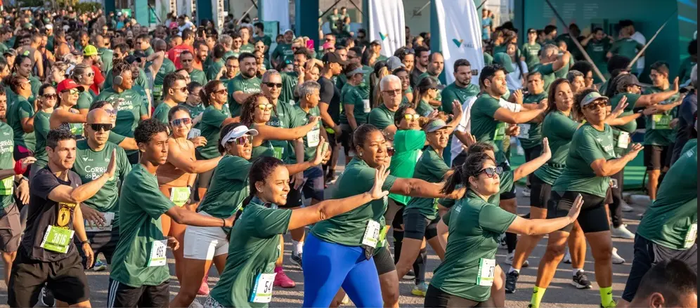 Participantes da Corrida do Bem Eco realizam alongamento coletivo antes da largada