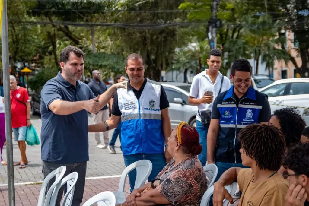Prefeito Luiz Cláudio, ao lado do secretário estadual, Felipinho Ravis, e do vice-prefeito Lucas Venito, durante visita à Carreta do Trabalhador