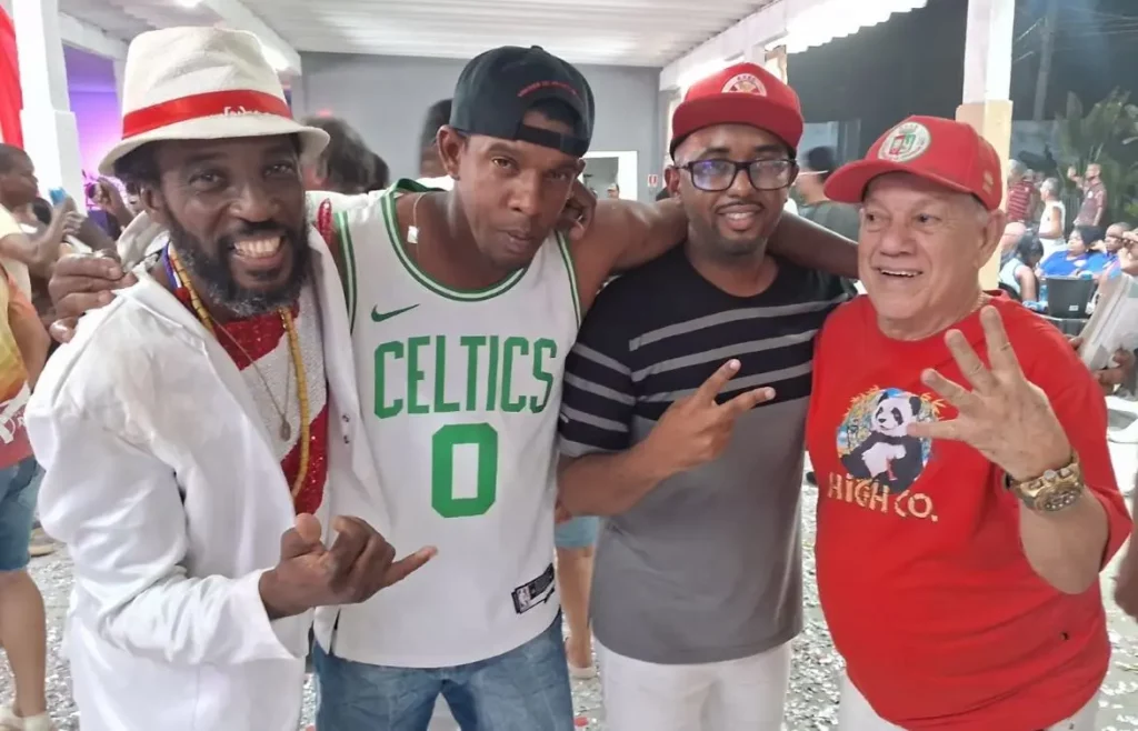 Quatro compositores posando para foto