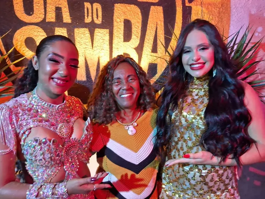 Três mulheres posando para foto