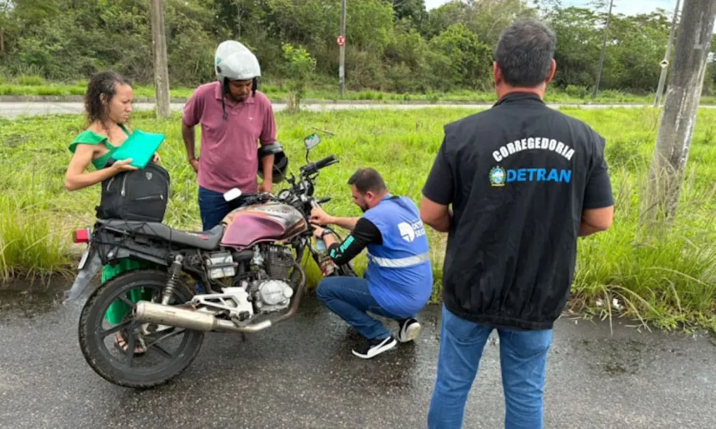 Agentes da Corregedoria do Detran-RJ durante fiscalização