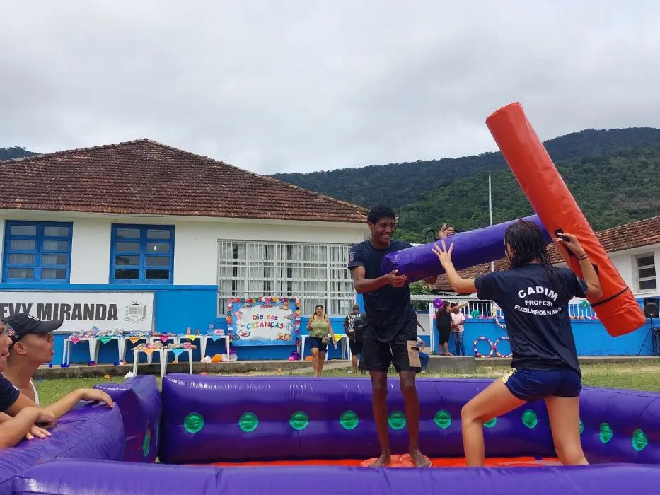 Crianças participam de brincadeiras recreativas