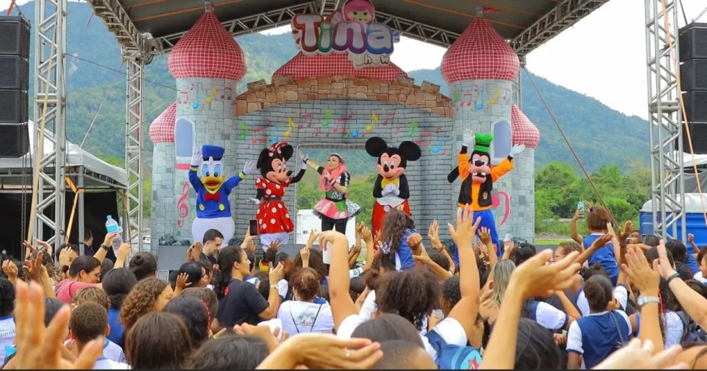 Show da Tina e personagens infantis anima o público 